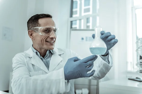 Científico radiante siendo feliz con los resultados del experimento — Foto de Stock