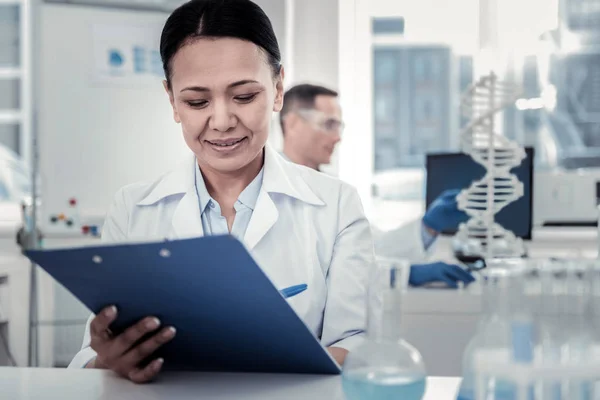 Hallazgos Científicos Joven Científico Leyendo Informe Científico Con Interés — Foto de Stock