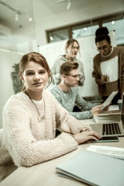 Lisansüstü Öğrenci sevgi dolu ilginç eğitim süreci çekici