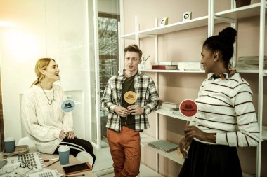 Sarı düşünme şapka tutan ve konuşma sarışın Ofis Müdürü