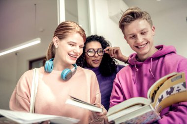 Üç öğrenci sınıf birlikte eğitim neşeli hissediyorum