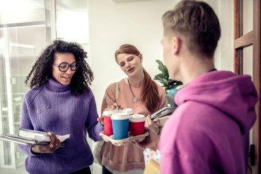 Onların arkadaşımdan kahve çekerken iki öğrencisi duygu memnun