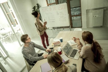 Kahve içme ve öğretmenleri için dinleme öğrencilerin Üstten Görünüm