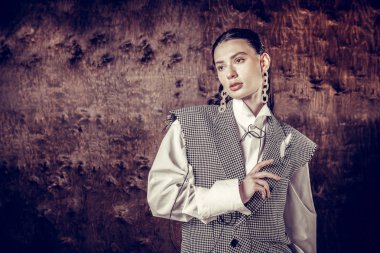 Koyu arka plan üzerinde duran hoş güzel kadın