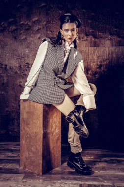 Hoş iyi görünümlü kadın bacağı dokunmadan