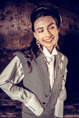 Neşeli iyi görünümlü kadın çok mutlu hissediyorum