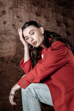 Siyah saçlarını dokunmadan güzel çekici kadın