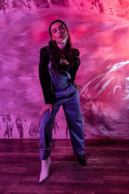 Güzel iyi görünümlü genç kadın öne eğilerek