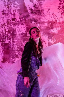 Yaratıcı fotoğraf çekimleri sahip güzel bir rüya gibi kadın