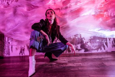 Güzel güzel kadının bir pembe renk