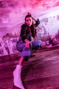 Sıska bacağını gösterilen güzel çekici kadın