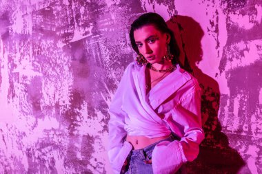 Yaratıcı güzel genç kadın sana bakmak