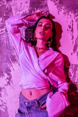 Elini tutan güzel güzel genç kadın