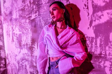 Hoş ciddi kadın büyük güzel küpeler