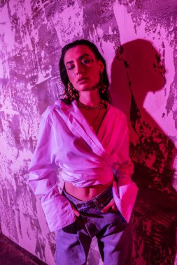 Ellerini cebine koyarak güzel genç kadın