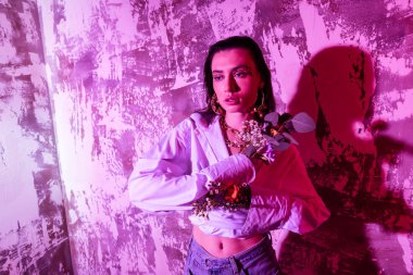 Güzel koyu saçlı kadın çiçek el yerine sahip