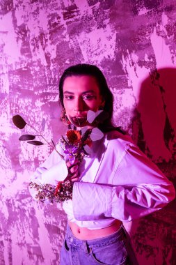 Küçük bir buket tutan hoş iyi görünümlü kadın