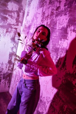 Bir çiçek kadar güzel olmanın güzel çekici kadın