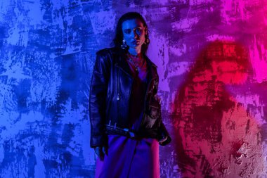 Muhteşem güzel genç kadın sana bakmak