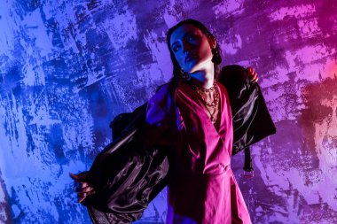 Onun ceketi tutan hoş iyi görünümlü kadın