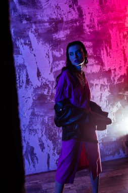 Çok güzel bir elbise giyen güzel zarif kadın