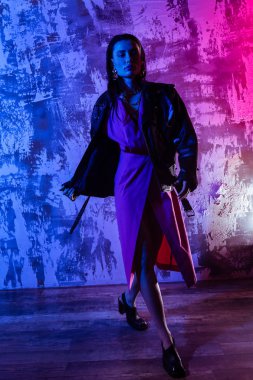 Çekici iyi görünümlü genç kadın ileri yürüyüş