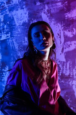 Güzel güzel kadının gölgesinde