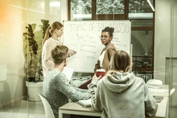 Insegnante afro-americano ascoltando studente difendere il suo progetto — Foto Stock