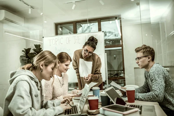 Insegnante afro-americano con gli occhiali che aiuta i suoi studenti — Foto Stock