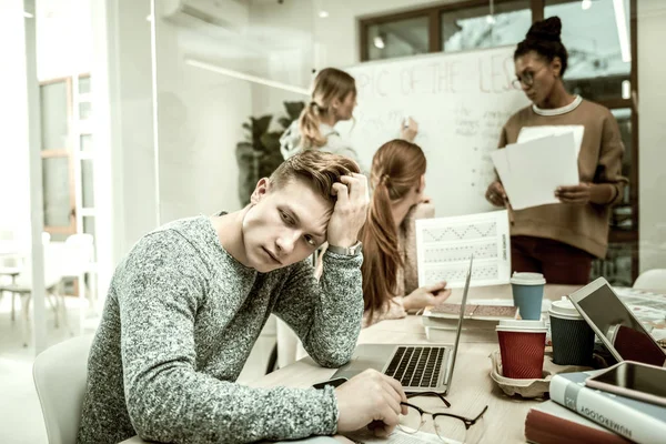 Studente dai capelli biondi che si sente stanco ed esausto durante la lezione — Foto Stock