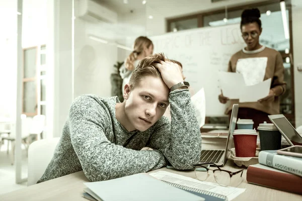 Studente post-laurea si sente emarginato nella sua nuova classe — Foto Stock