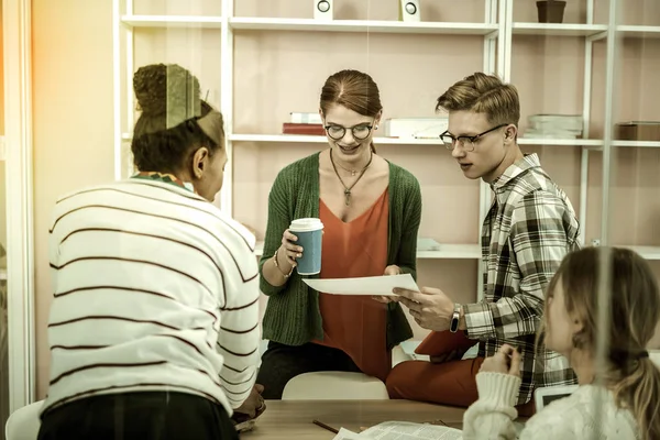 Los estudiantes se sienten ocupados mientras participan en una discusión activa — Foto de Stock