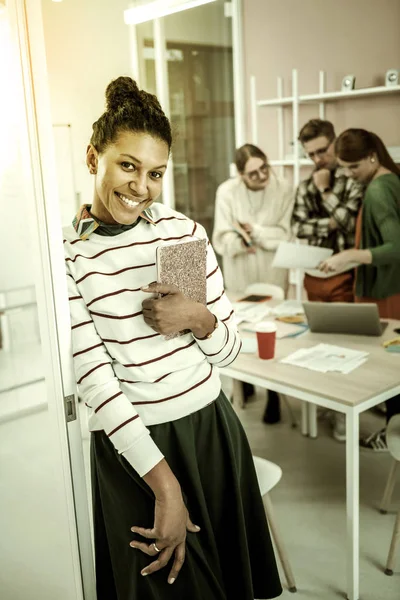 Belle enseignante élégante portant une jupe longue et un joli pull — Photo