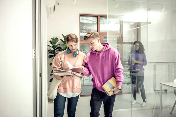 Un par de estudiantes caminando a clase juntos discutiendo la prueba — Foto de Stock