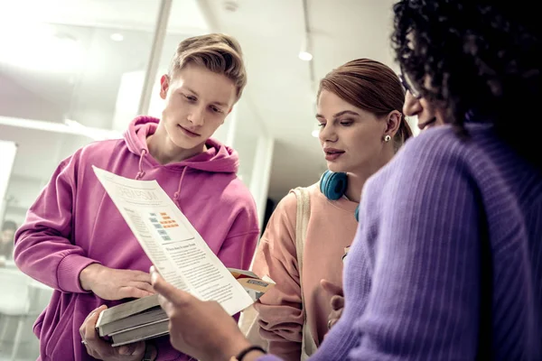 Estudiante guapo escuchando a su amigo explicándole nueva información — Foto de Stock