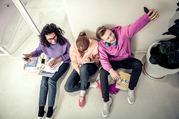Студент робить селфі зі своїми розумними красивими однокласниками — стокове фото