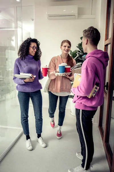 Studenten het dragen van casual kleding met koffiepauze tussen klassen — Stockfoto