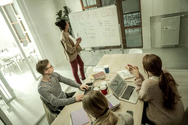 Kahve içme ve öğretmenleri için dinleme öğrencilerin Üstten Görünüm