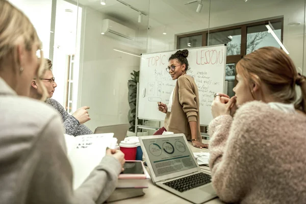 Tre studenti si sentono interessati mentre ascoltano il nuovo insegnante — Foto Stock