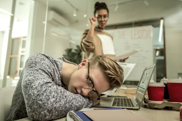 Estudante loira sentindo-se desmotivado e cansado de estudar — Fotografia de Stock