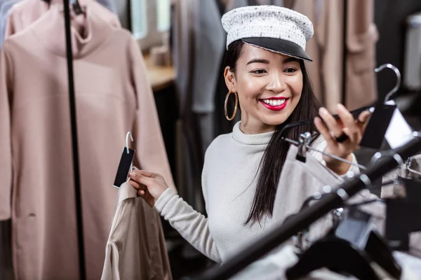 Brunette Aziatische mooie vrouw in een mooi hoofddeksel-goed gevoel — Stockfoto