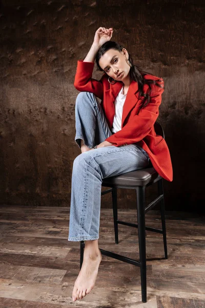 Bonita mujer hermosa con una chaqueta roja —  Fotos de Stock