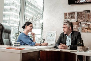 Esmer güzel Asyalı kadın onu işçi için konuşmak mavi gömlekli