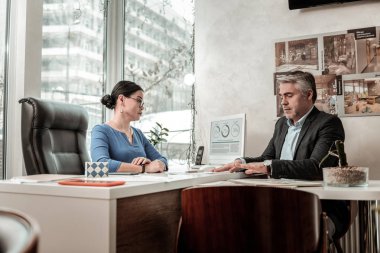 Esmer güzel Asyalı kadın mavi gömlekli sürpriz arıyor