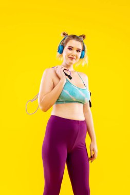 Sarışın kadın kilo üzerinde çalışan yaz için hazırlanıyor