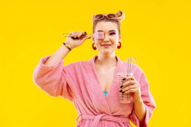 Pişirmeden önce mutfak eşyaları tutan bornoz giyiyor ev kadını