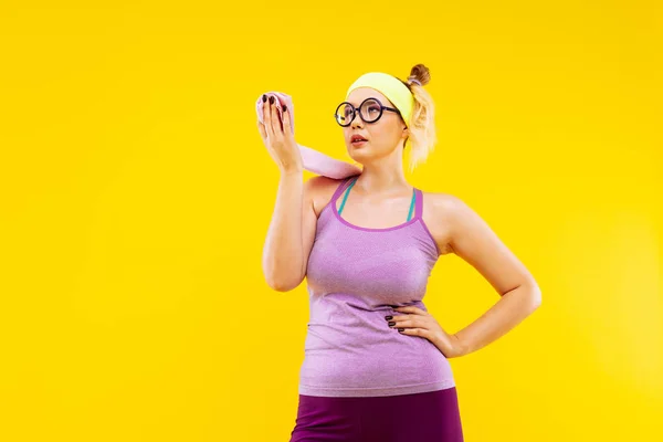 Femme aux cheveux blonds séchant sa sueur après le temps au gymnase — Photo