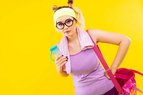 Kobieta blonde, trzymając butelkę wody po siłowni — Zdjęcie stockowe