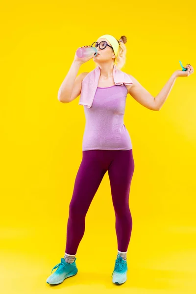 Jeune femme boire de l'eau après avoir fait du sport le week-end — Photo