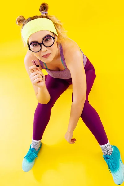 Vista superior de la mujer joven con gafas comiendo dulces — Foto de Stock